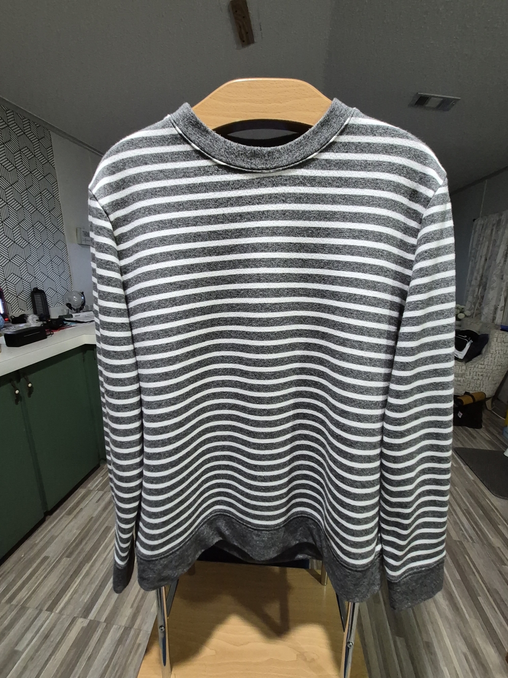 H&M Men's Gray and White Striped Crewneck Sweater